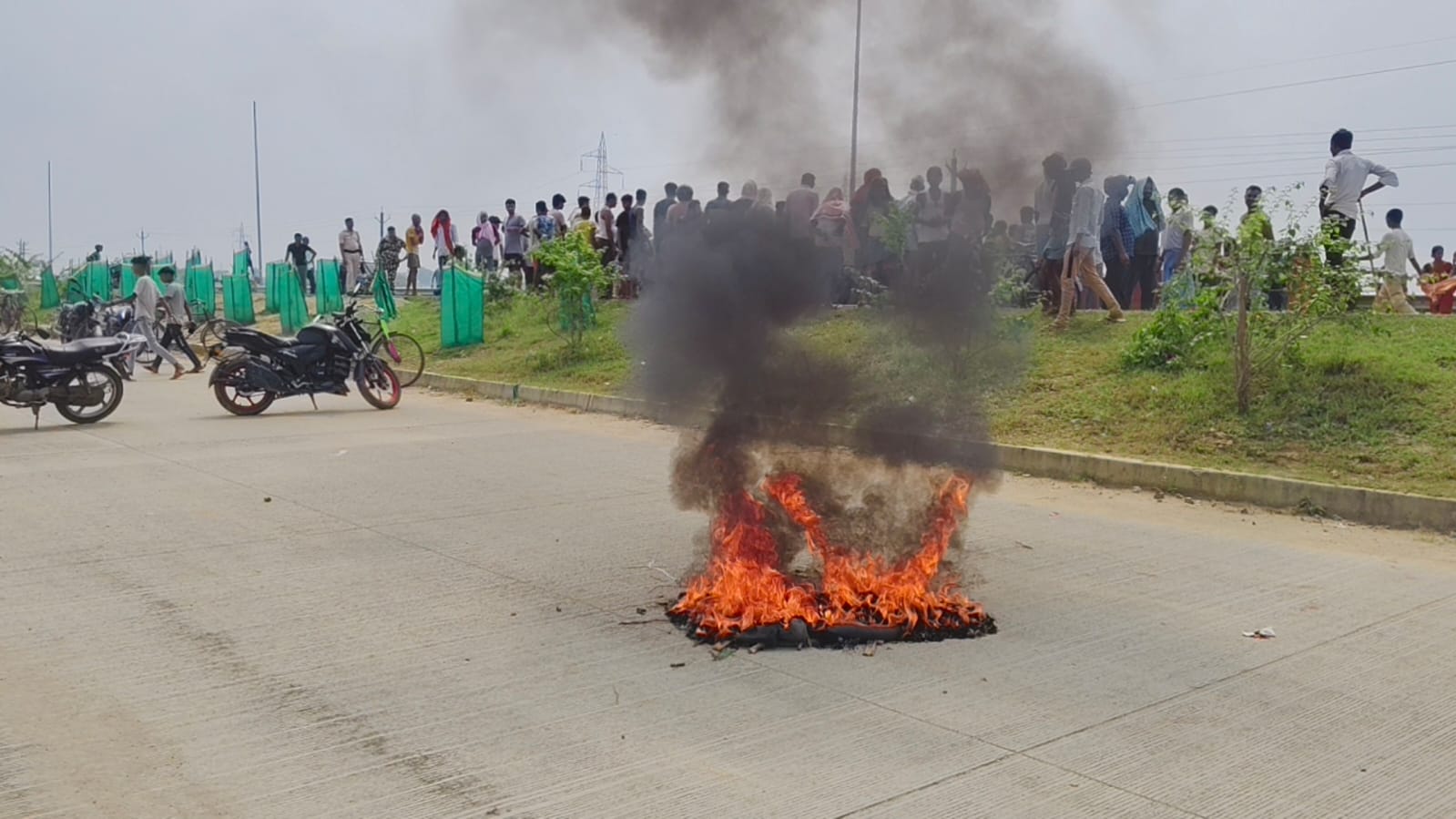 सड़क जाम करते लोग