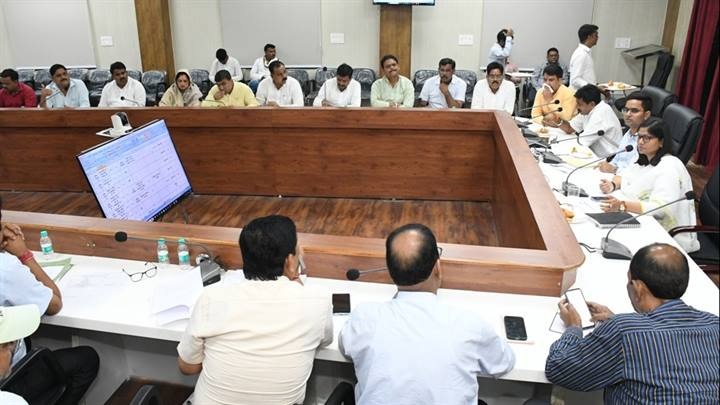 कलेक्टर ने पार्षदगणों के साथ की शहर की सड़कों पर चर्चा