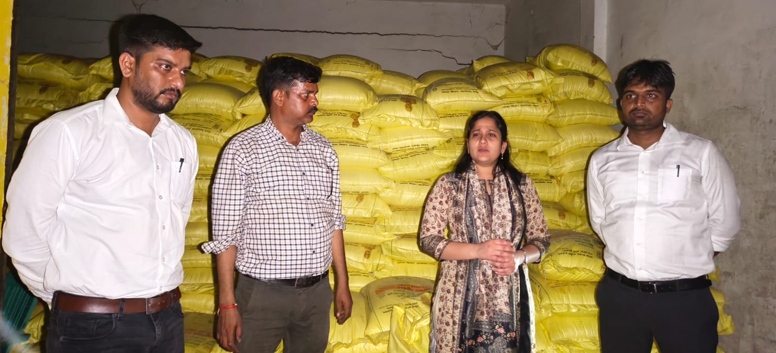 कार्यवाही करते उप जिलाधिकारी