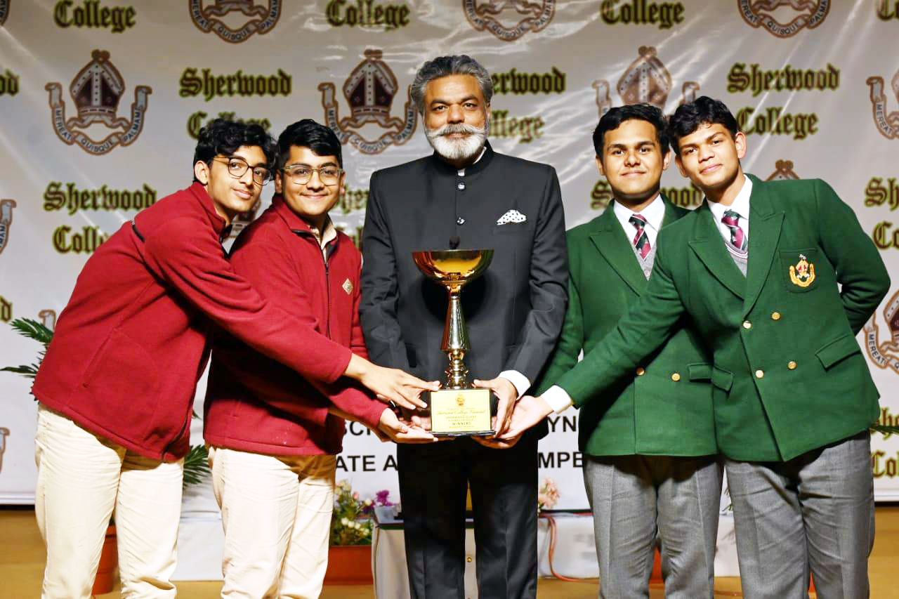 विजेताओं को पुरस्कृत करते शेरवुड कॉलेज के प्रधानाचार्य।