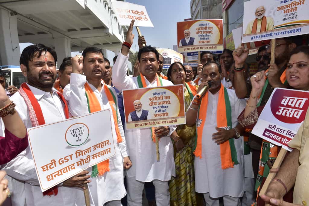 भजनपुरा में  सोमवार को धन्यवाद यात्रा  के दौरान दिल्ली सरकार मंत्री कपिल मिश्रा