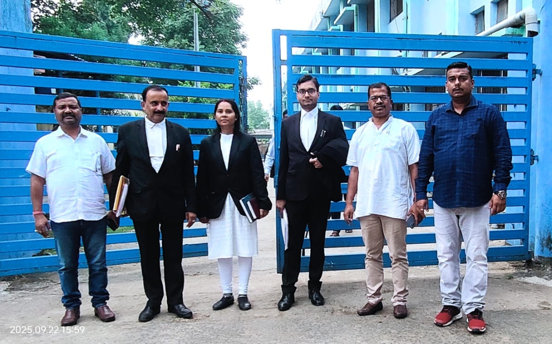 झारखंड उच्च न्यायालय के अधिवक्ता दीपांकर राय, स्थानीय अधिवक्ता सुभाष चंद्र मिश्रा, सरस्वती दास, कांग्रेस प्रदेश महासचिव अमूल्य नीरज खलखो, जिलाध्यक्ष चंद्रशेखर दास, तथा जिला प्रवक्ता त्रिशानु राय