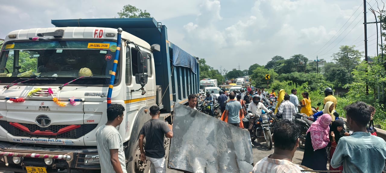 घटनास्थल पर लगी भीड़