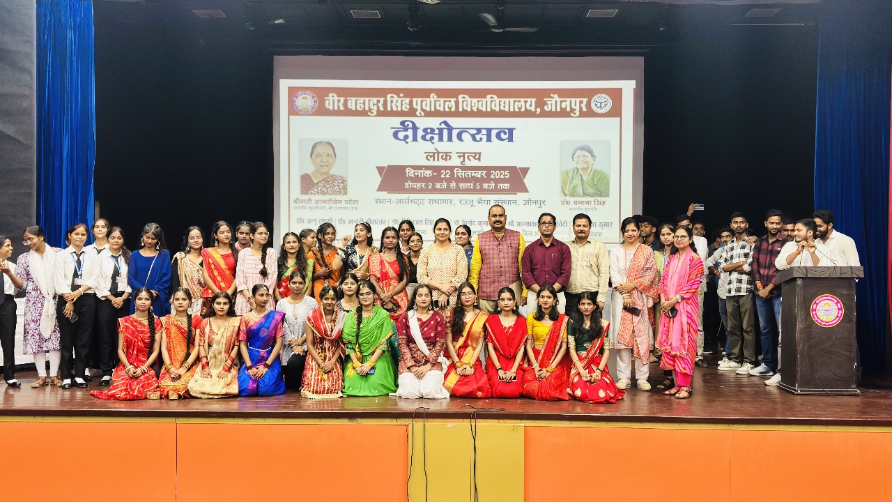 कार्यक्रम में उपस्थित कुलपति डॉ वंदना सिंह कार्यक्रम प्रस्तुत करने वाली टीम के साथ