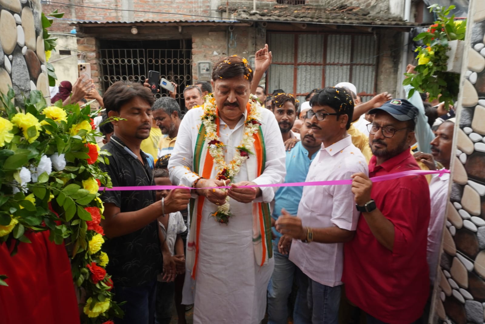 शिलान्यास करते विधायक