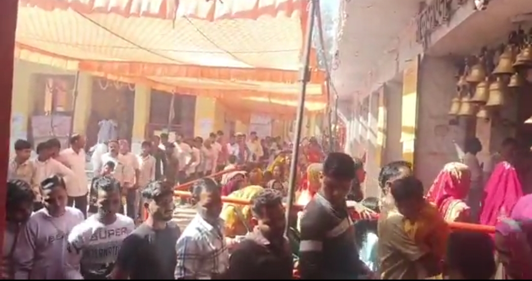 मंदिर परिषर में लगी भक्तों की लंबी लाइन