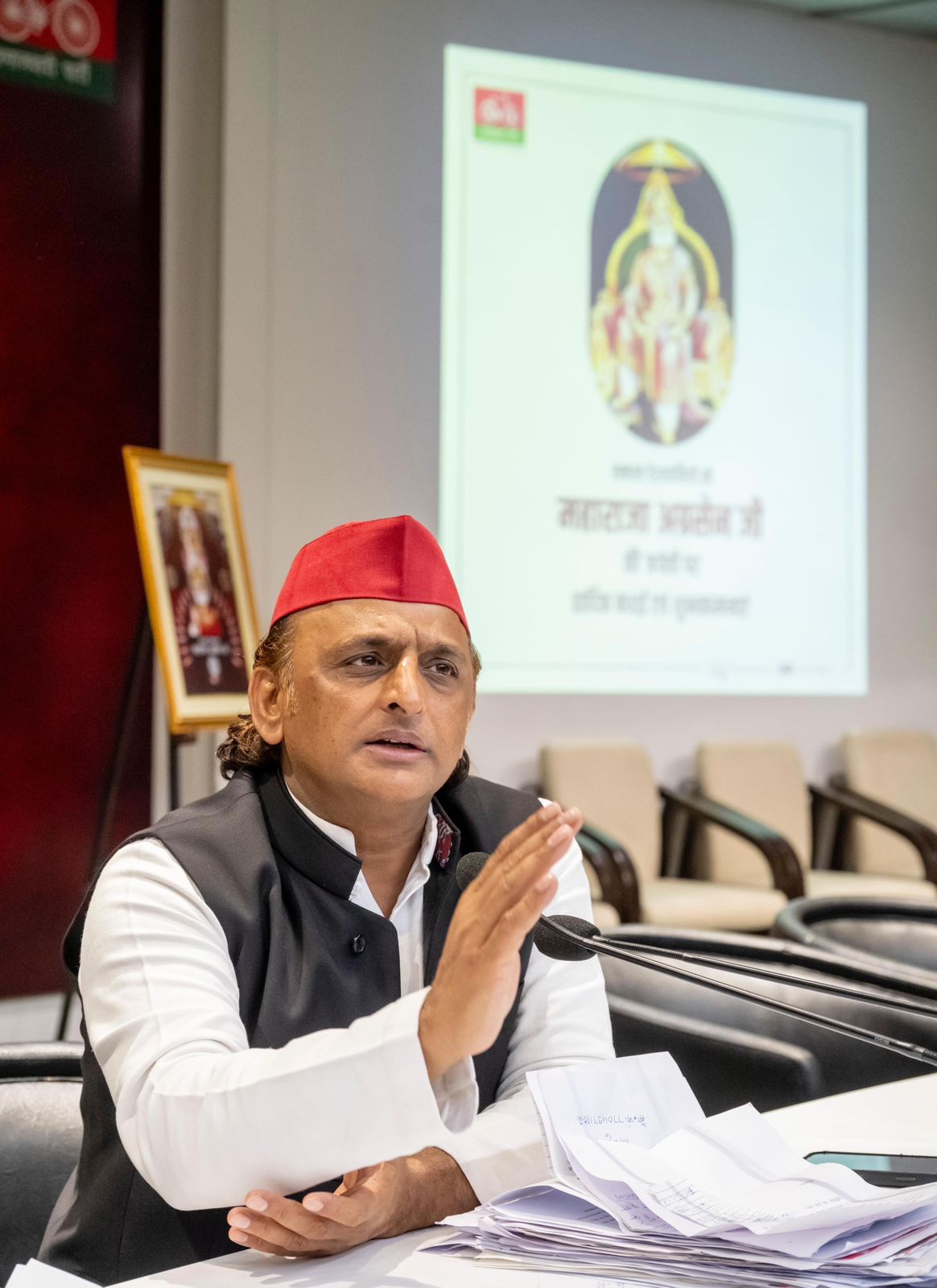 सपा के राष्ट्रीय अध्यक्ष एवं पूर्व मुख्यमंत्री अखिलेश यादव पत्रकाराें से बात करते हुए