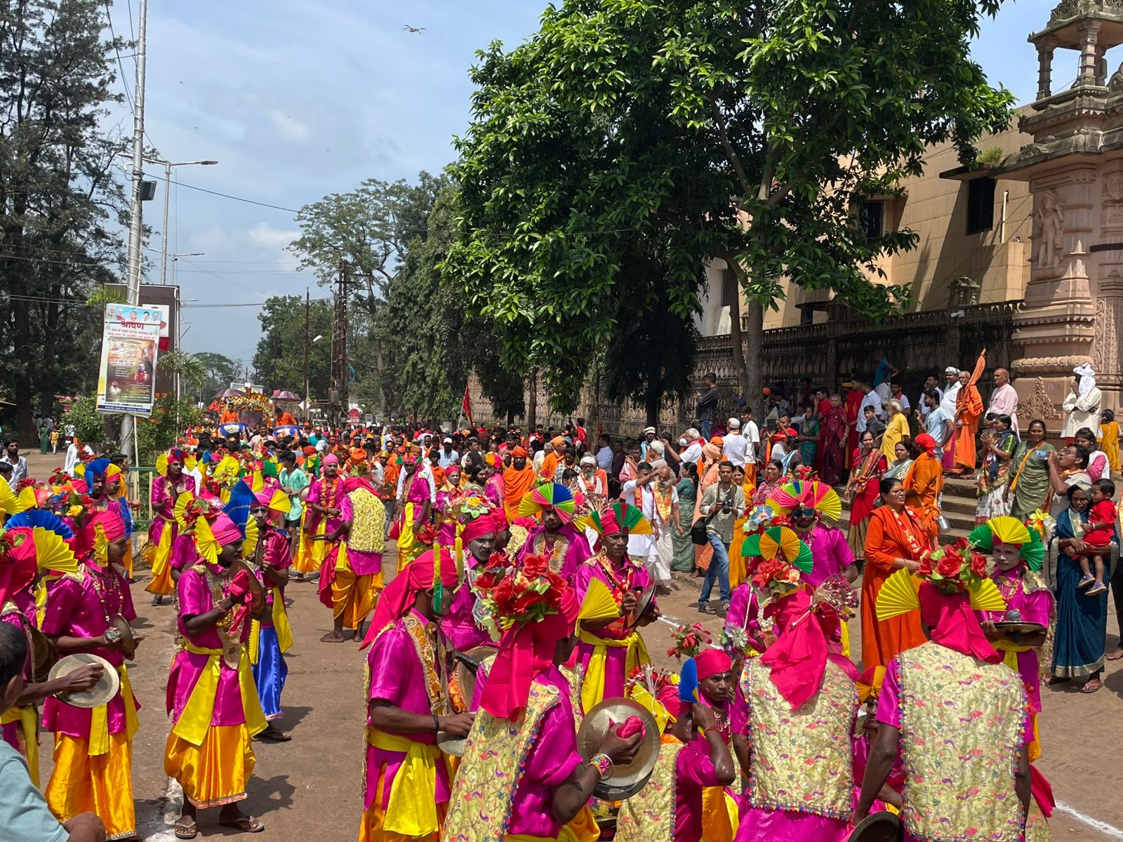 कलश यात्रा में शामिल नृत्‍यकदल