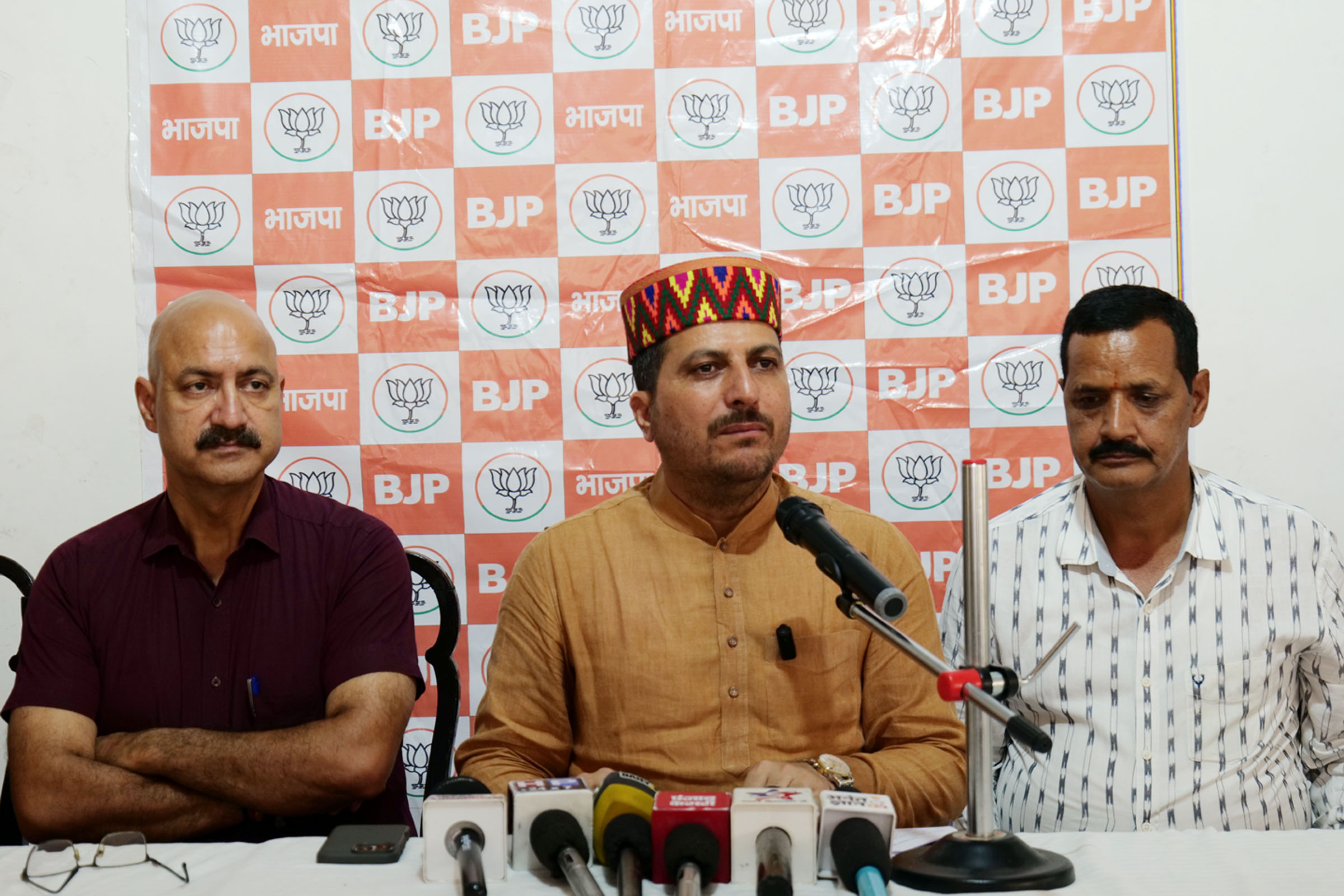 पत्रकारों से बातचीत करते हुए भाजपा के मुख्य प्रवक्ता एवं विधायक राकेश जमवाल