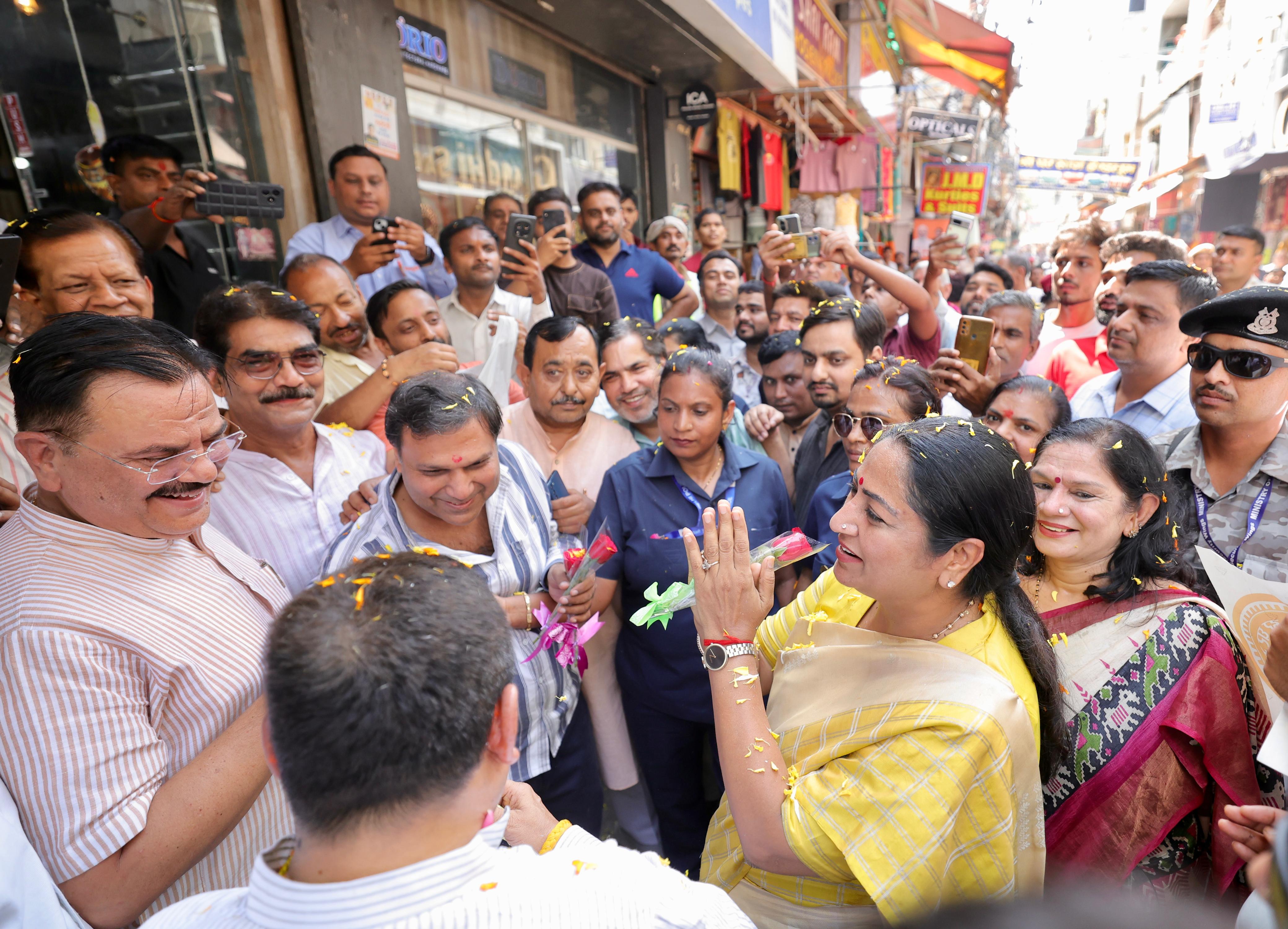 उत्तरी दिल्ली स्थित त्रिनगर के बड़े बाजार तोताराम बाजार में व्यापारियों, दुकानदारों और उपभोक्ताओं संग ‘जीएसटी बचत उत्सव’ में शामिल हुई मुख्यमंत्री रेखा गुप्ता