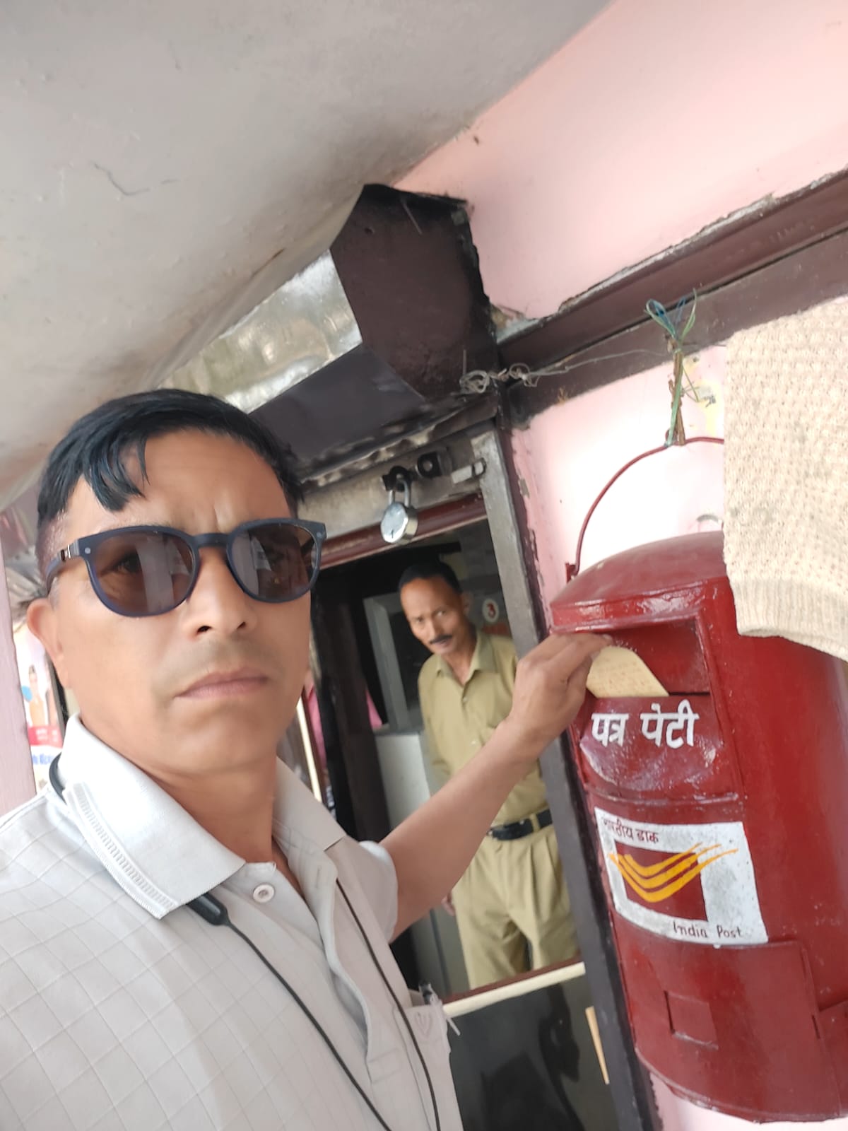 पीएम को  खून से लिखकर पोस्टकार्ड भेजते शिक्षक