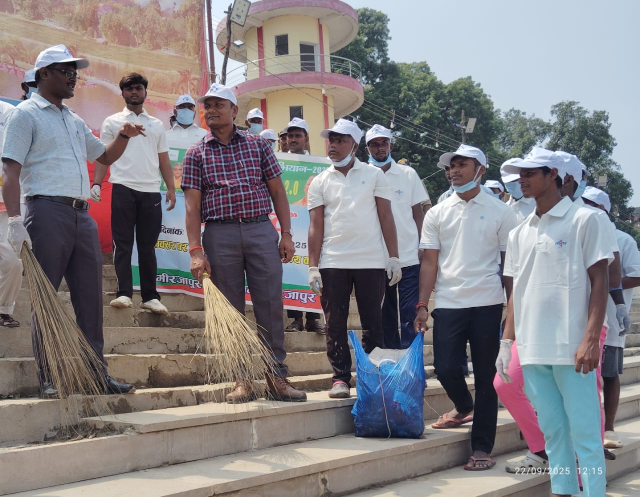 घाट की सफाई करते हुए जिला वनाधिकारी राकेश कुमार, गंगा वारियर और प्रहरी।