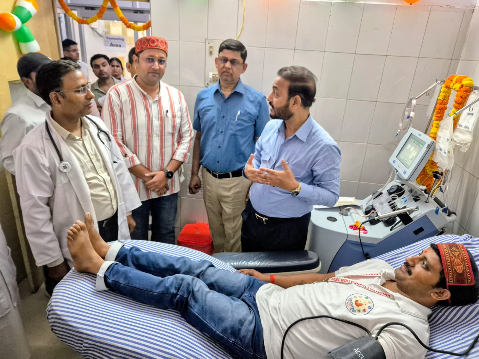 एसडीपी डोनेट करते विन्ध्य फाउंडेशन ट्रस्ट के अध्यक्ष कृष्णानन्द हैहयवंशी साथ में मेडिकल कॉलेज के प्राचार्य डॉ. संजीव कुमार सिंह व अन्य।
