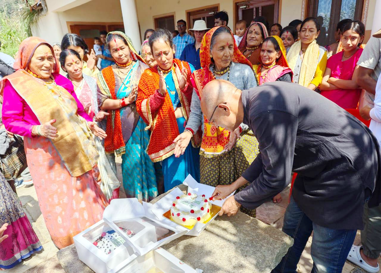 घस्यारी होम स्टे के शुभारंभ के अवसर पर ग्रामीण महिलाएं।