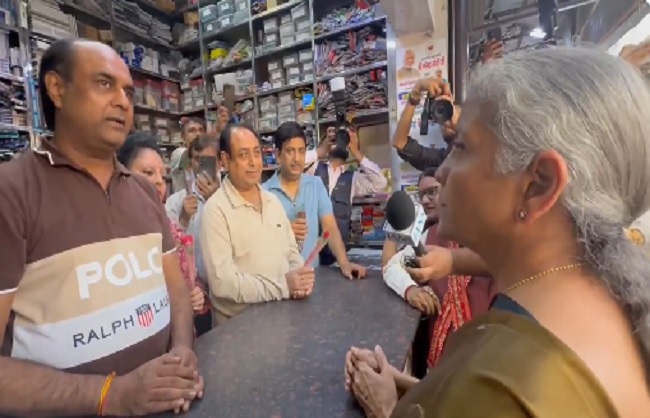 दिल्‍ली के लक्ष्‍मी नगर इलाके में जएसटी के क्रियान्वयन का जायजा लेते वित्‍त मंत्री