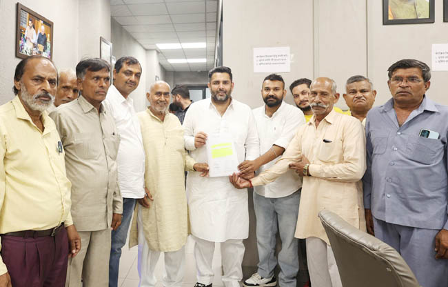 सोनीपत: कूड़ा डंपिंग स्टेशन स्थानांतरित करने के लिए विधायक निखिल मदान को ज्ञापन सौपते हुए