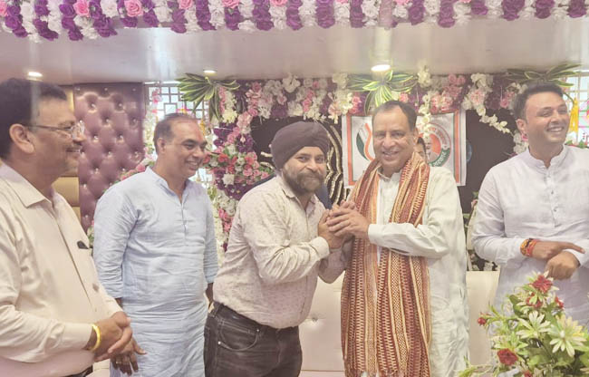सोनीपत: भाजपा के प्रदेशाध्यक्ष मोहनलाल   बडौली का व्यापारी स्वागत करते हुए