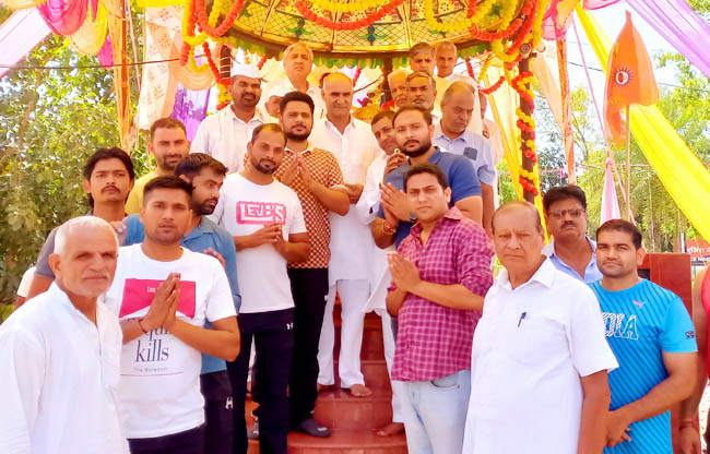 सोनीपत: महाराजा अग्रसेन को पुष्पांजलि अर्पित  करते हुए जिला सोनीपत के कांग्रेसजन।