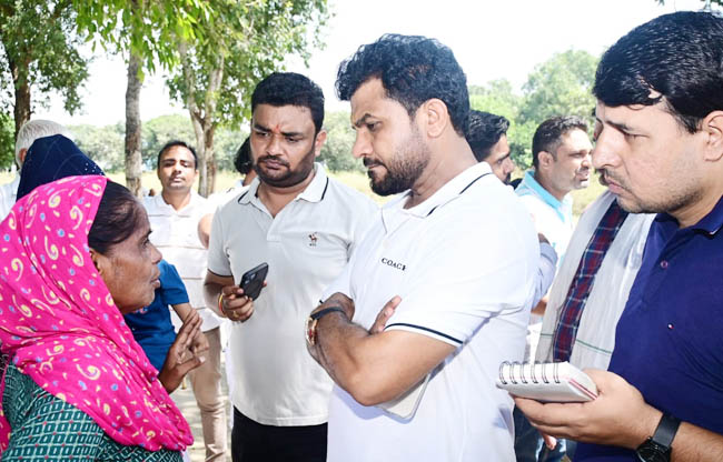 सोनीपत: विधायक देवेंद्र कादियान लोगों की  समस्याओं को सुनते हुए