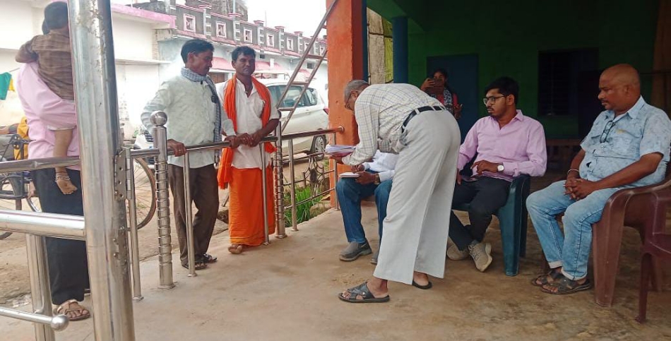 सीएम से मिलने की बात पर गांव में पहुंचे आवास अधिकारी।