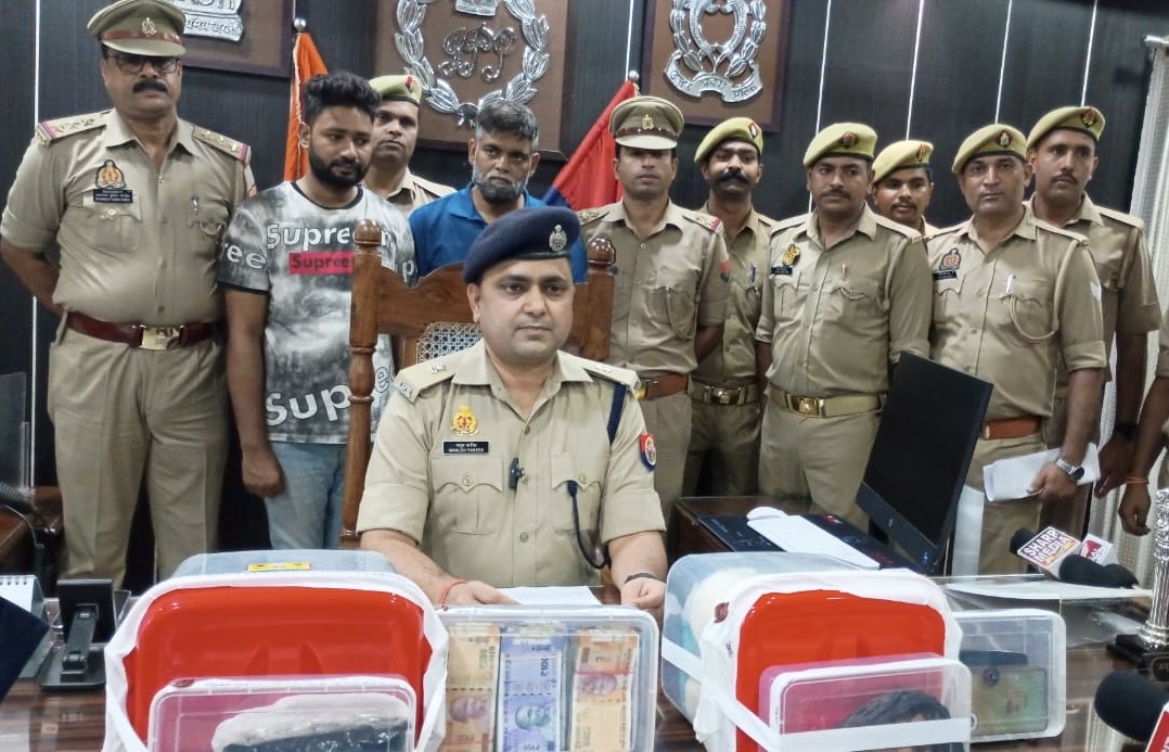 थाना बारादरी पुलिस की गिरफ्त में शातिर तस्कर, बरामद अफीम, स्मैक, पाउडर, नकदी व मोबाइल फोन के साथ एसपी सिटी मानुष पारीक प्रेस वार्ता करते हुए।