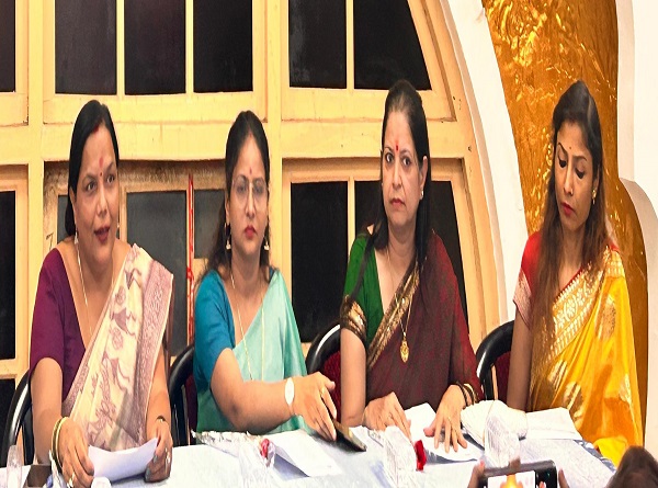 महोत्सव के बारे में जानकारी देते स​मिति की महिलाएं
