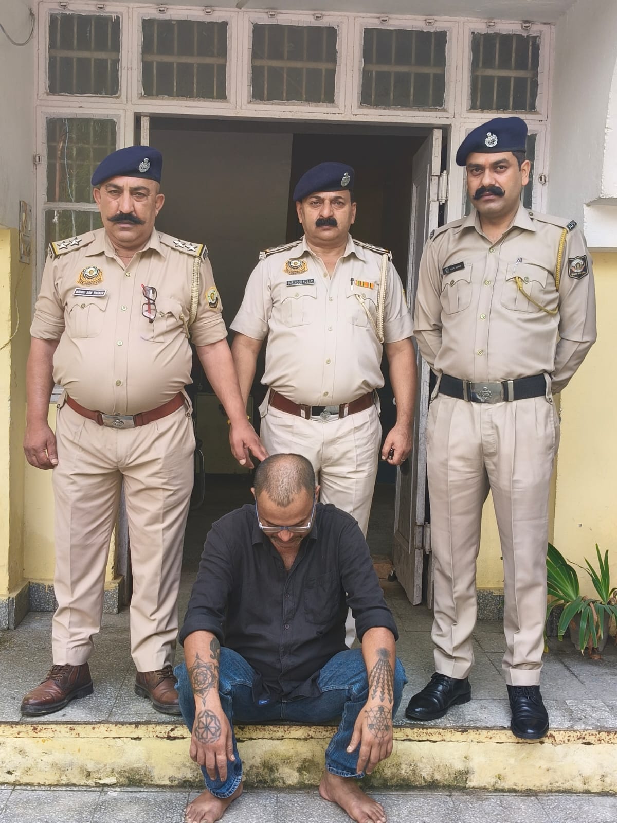 पुलिस द्वारा पकड़ा गया आरोपी।