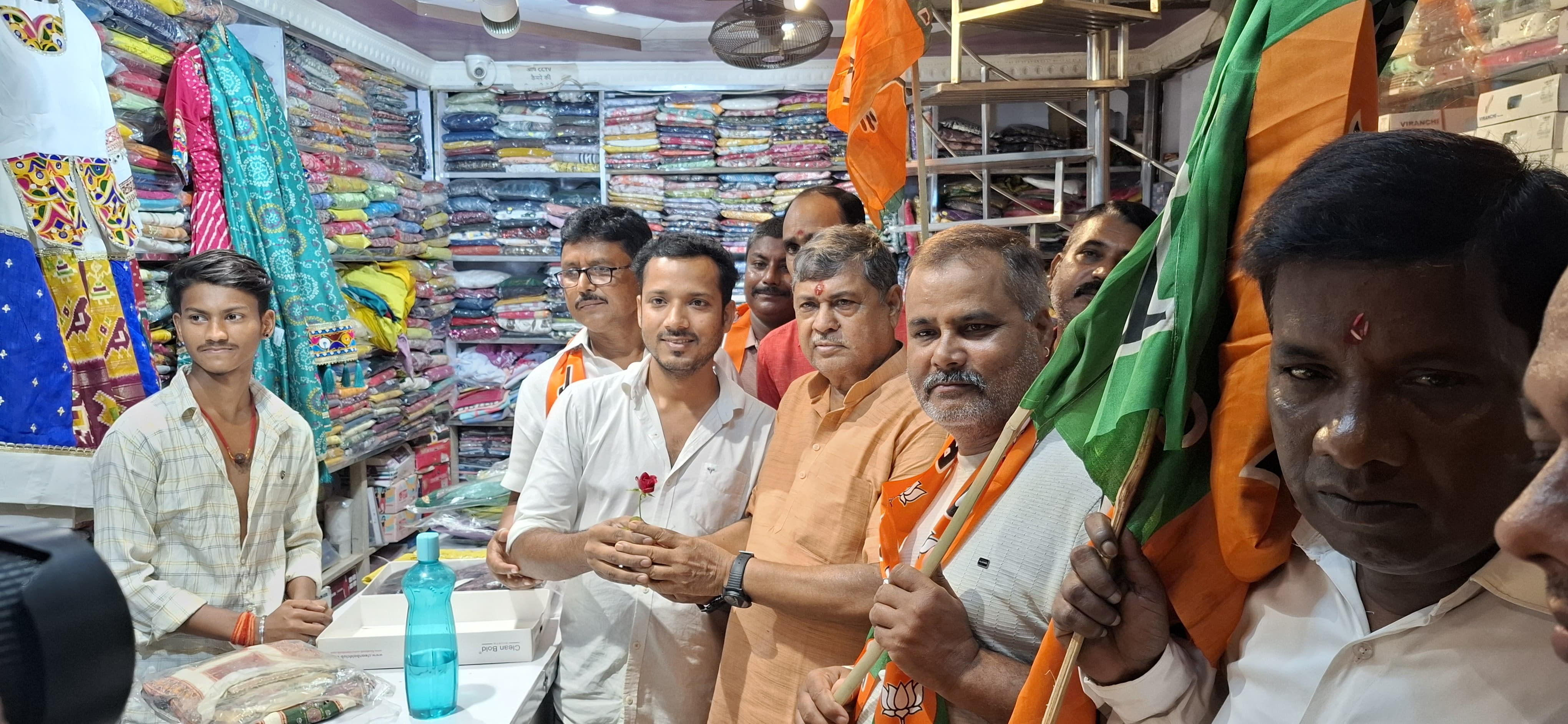बाजार में विधायक