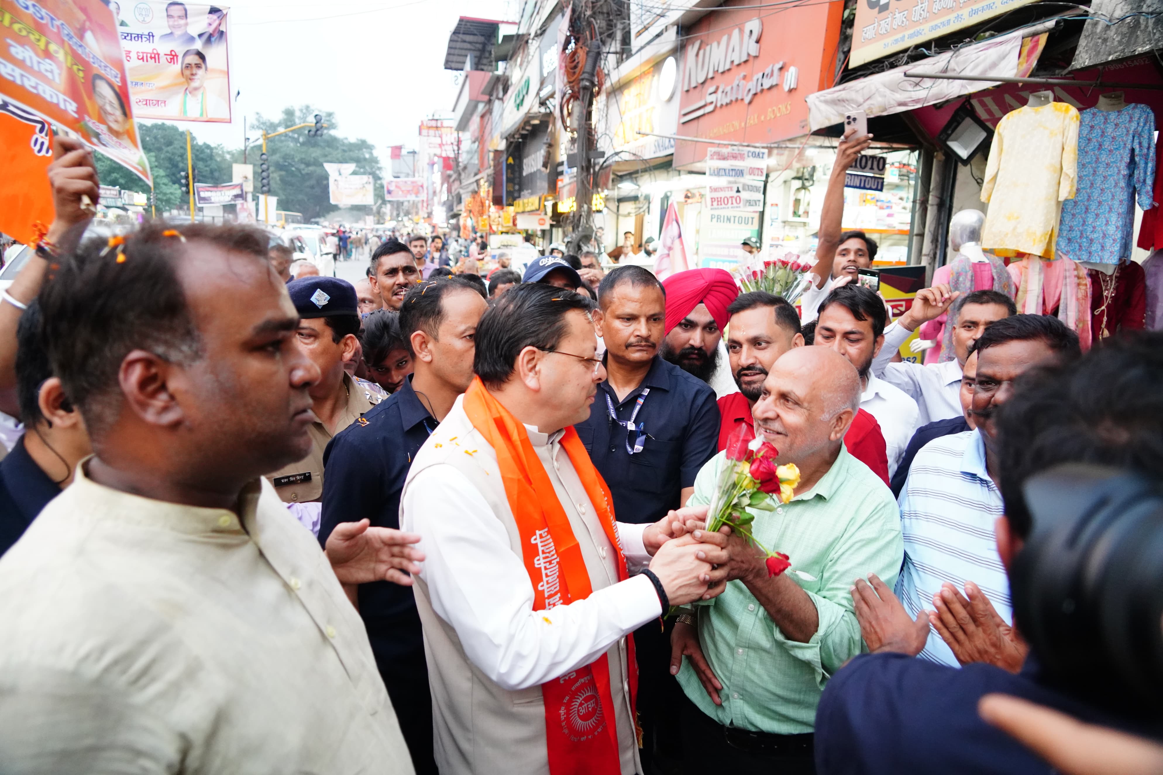 मुख्यमंत्री  प्रेम नगर में  जीएसटी बचत उत्सव कार्यक्रम के तहत व्यापारियों से मुलाकात करते ।