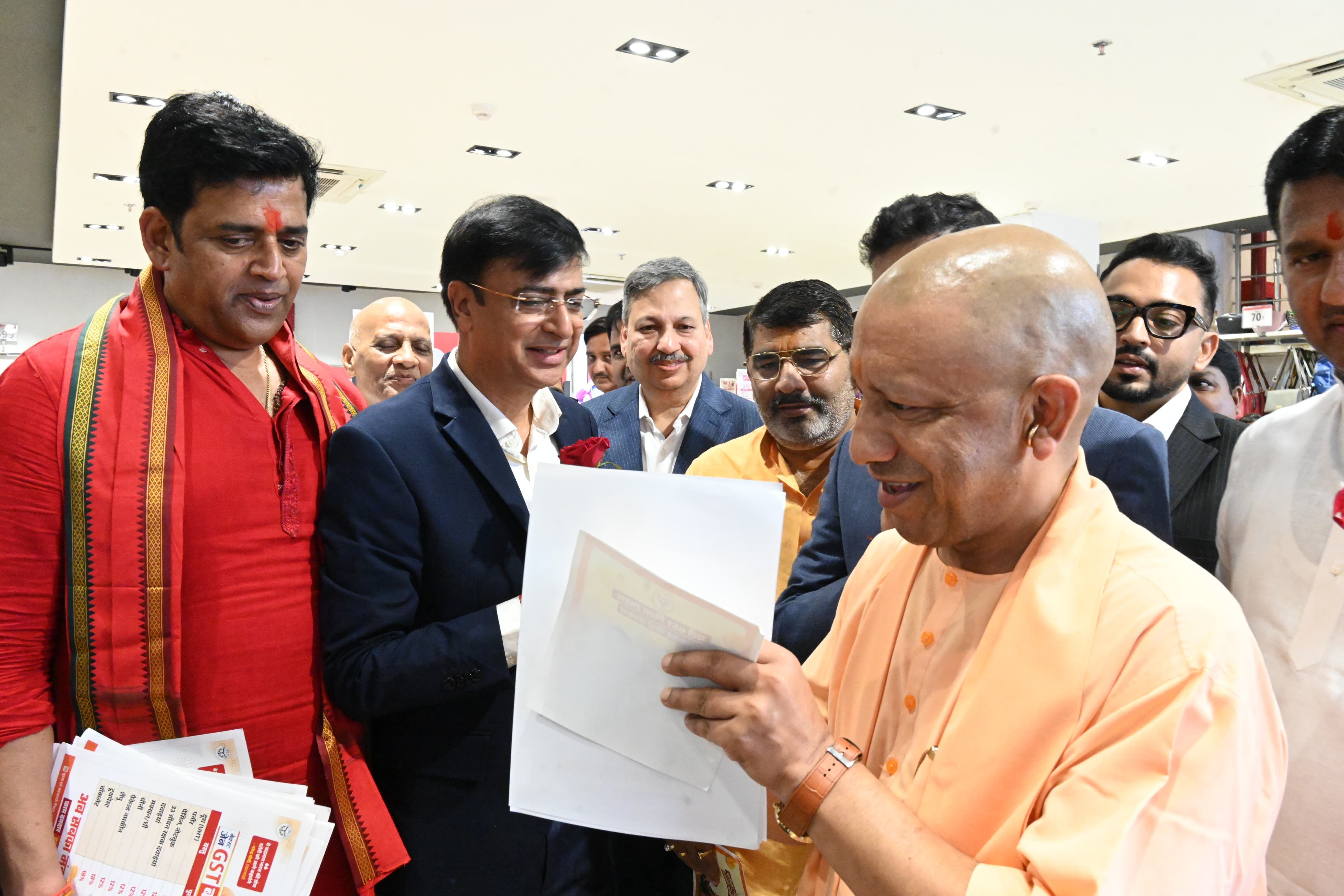 अगली पीढ़ी के जीएसटी सुधार पर सीएम योगी ने जनसंर्पक कर व्यापारियों व ग्राहकों से किया संवाद*