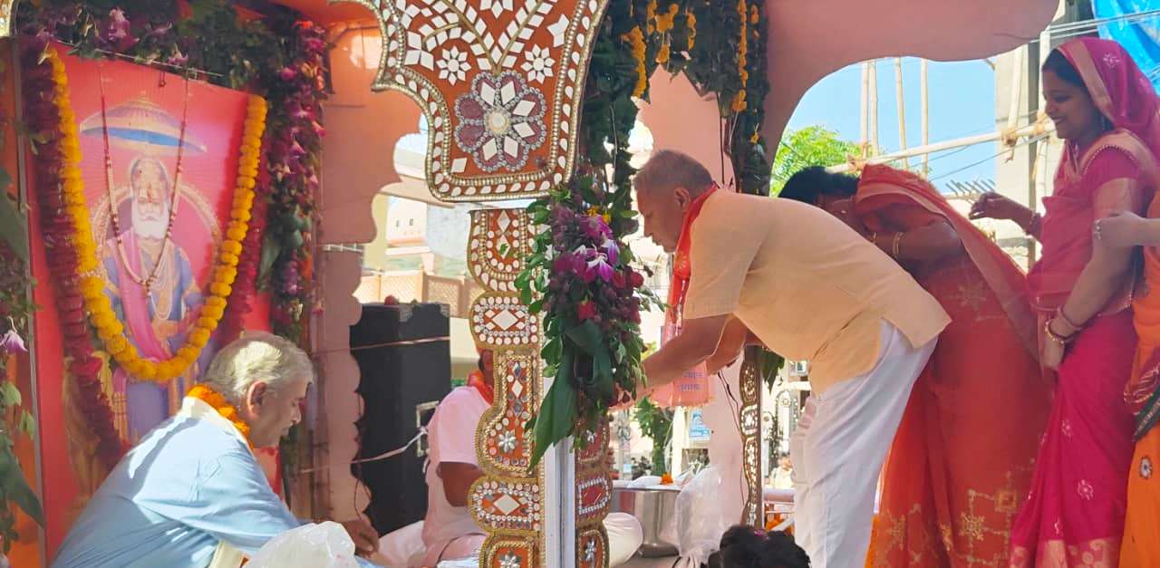 अग्रसेन जयंती : गाजों-बाजों और जयकारों के बीच  निकली भव्य शोभायात्रा
