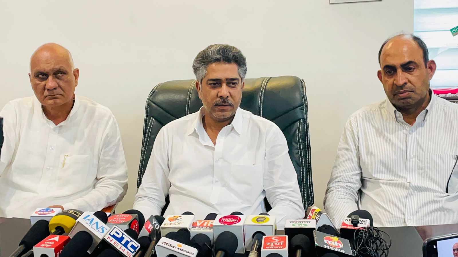 पत्रकारों से बातचीत करते विधायक आदित्य देवीलाल।