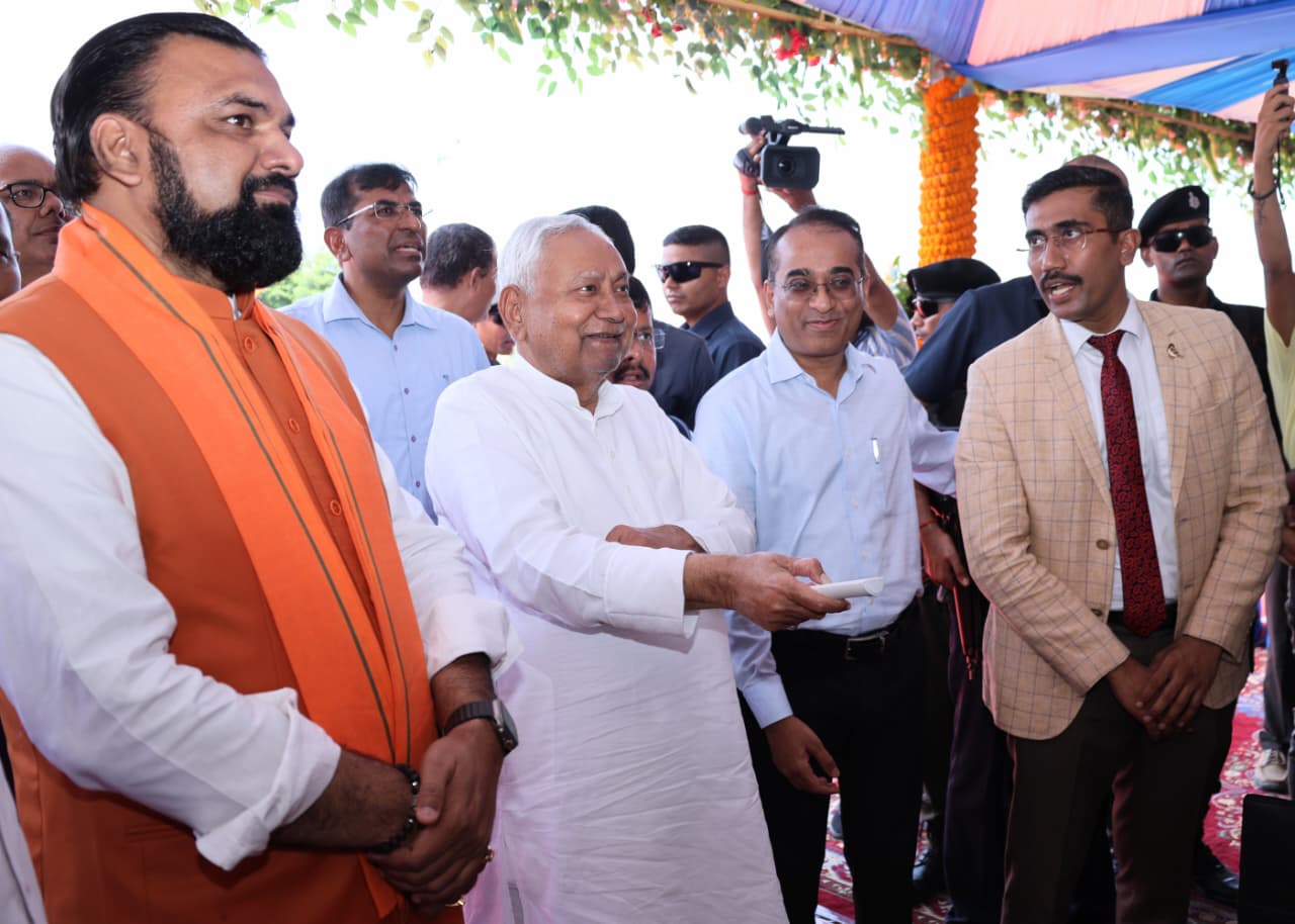 मुख्यमंत्री ने जेपी गंगा पथ के कोईलवर तक विस्तारीकरण योजना सहित विभिन्न योजनाओं के शिलान्यास के दौरान