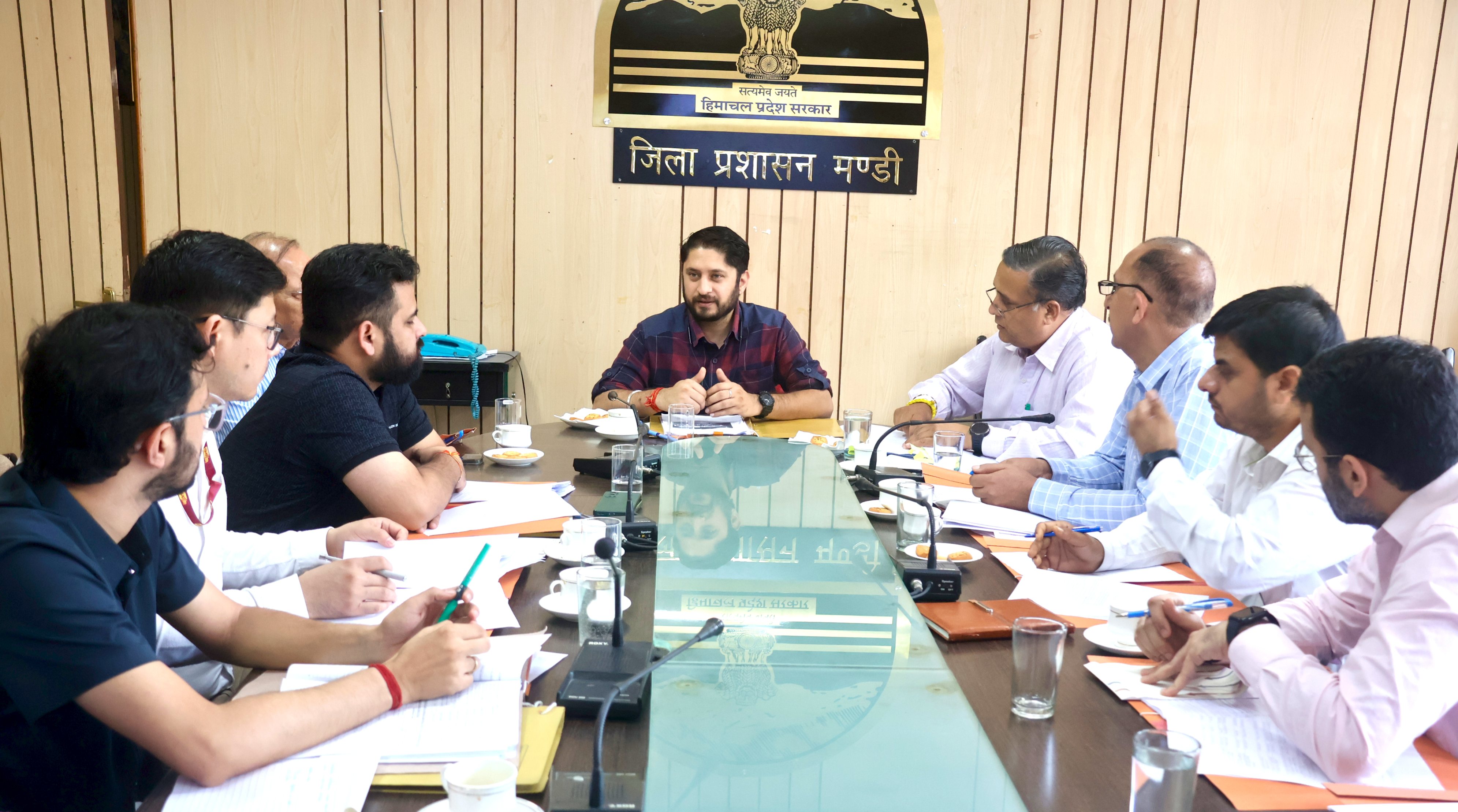 बैठक की अध्यक्षता करते हुए उपायुक्त ।