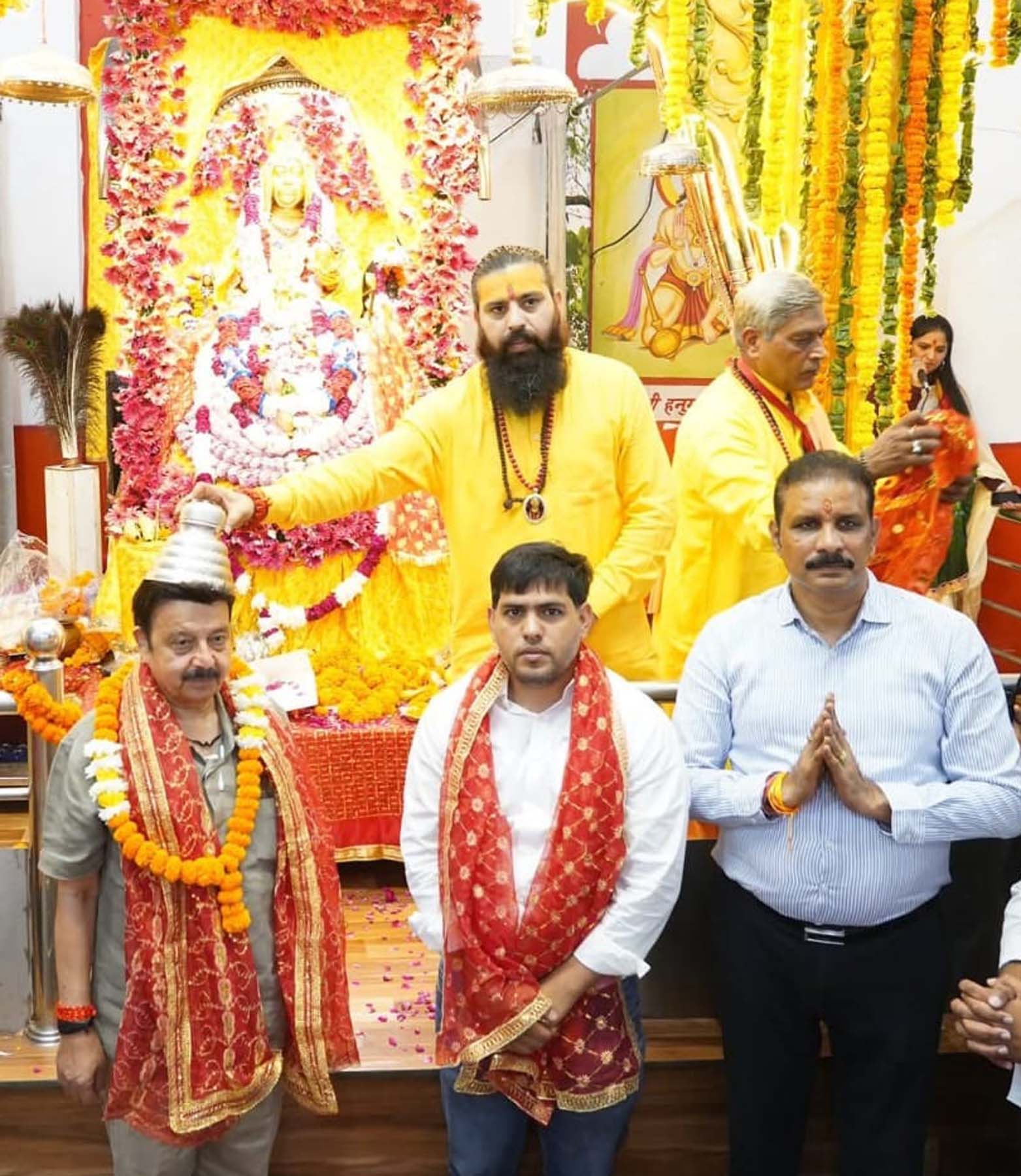 गुरुग्राम में पहल नवरात्र पर शीतला माता मंदिर में पूजा-अर्चना करने पहुंचे मंत्री राव नरबीर सिंह।