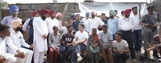 पंजाब में बाढ़ प्रभावित लोगों के दर्द को सुनते लोकसभा में नेता प्रतिपक्ष राहुल गांधी