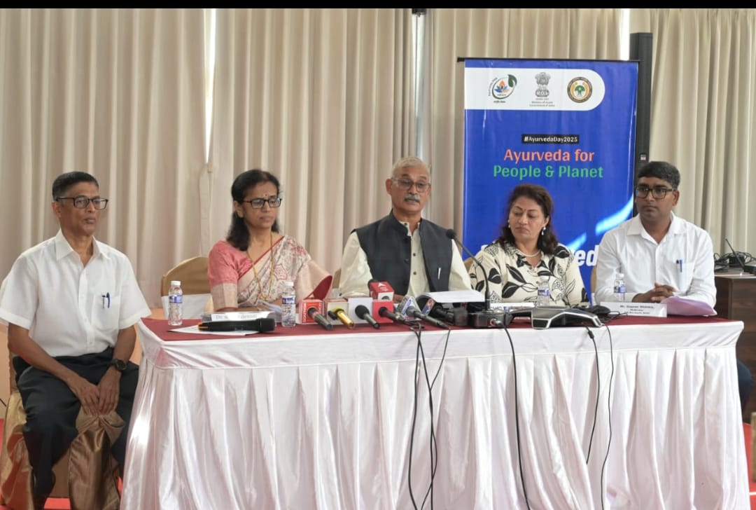 अखिल भारतीय आयुर्वेद संस्थान (एआईआईए) के निदेशक प्रो. (वैद्य) प्रदीप कुमार प्रजापति प्रेसवार्ता को संबोदित करते हुए