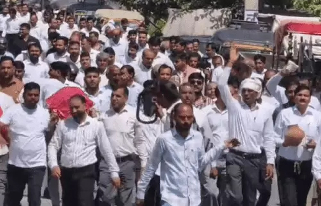 शव यात्रा निकालते हुए वकील।