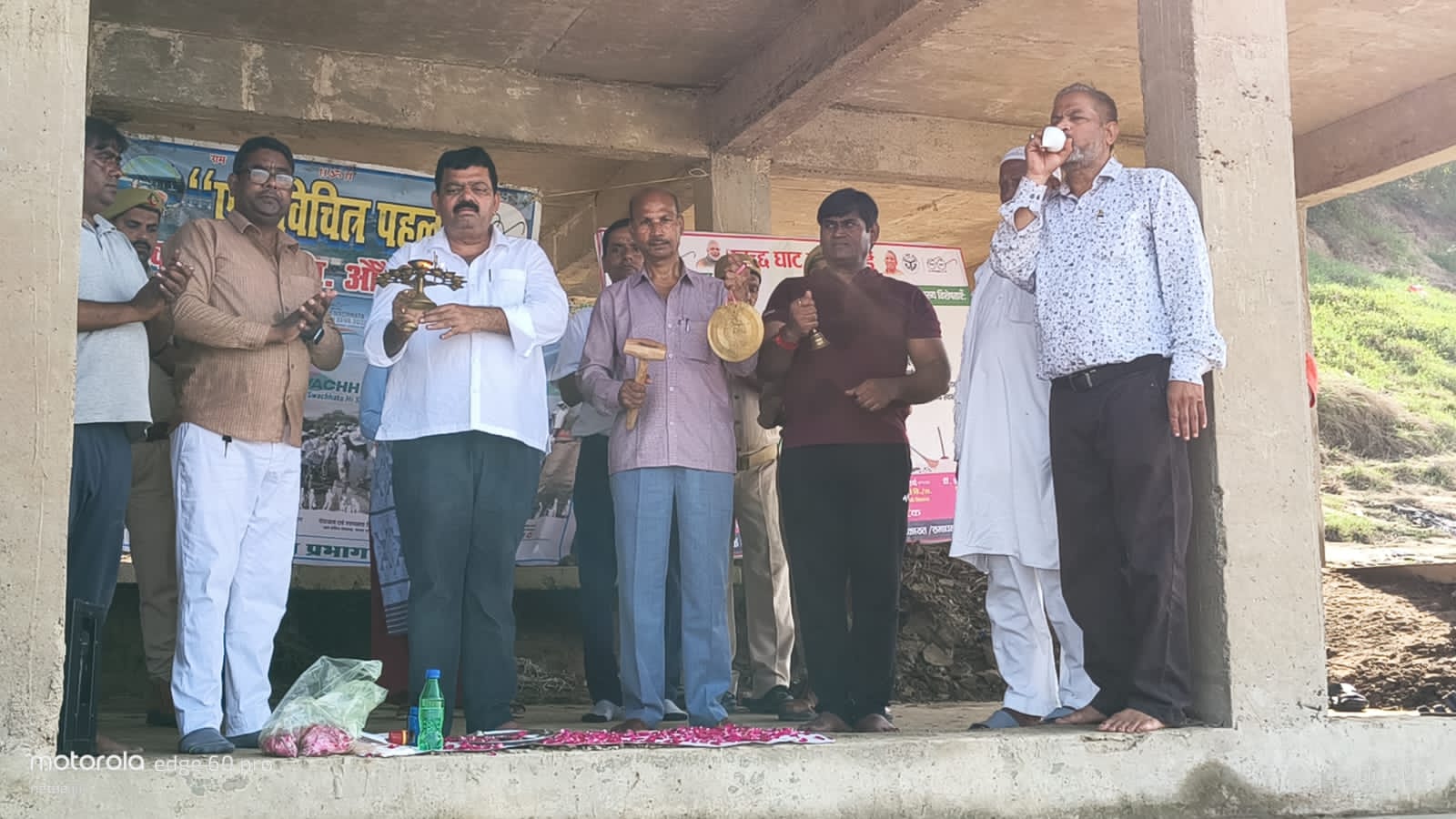 फोटो - यमुना मइया की आरती करते हुए