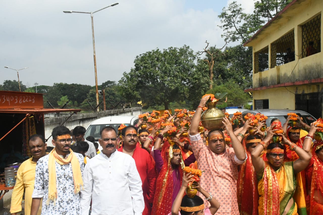 शोभायात्रा में जुटी महिलाएं समेत अन्य