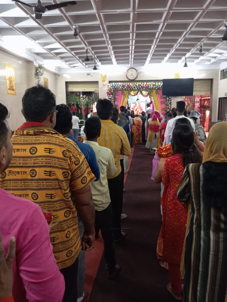 वैष्णो देवी मंदिर में दर्शन करने पहुंचे श्रद्धालु