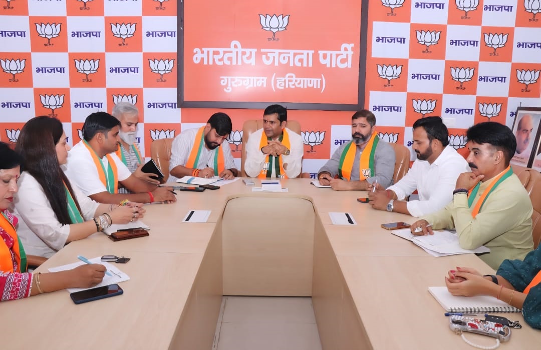 गुरुग्राम भाजपा कार्यालय में सेवा पखवाड़ा के तहत कार्यों की समीक्षा बैठक लेते जिला अध्यक्ष सर्वप्रिय त्यागी।