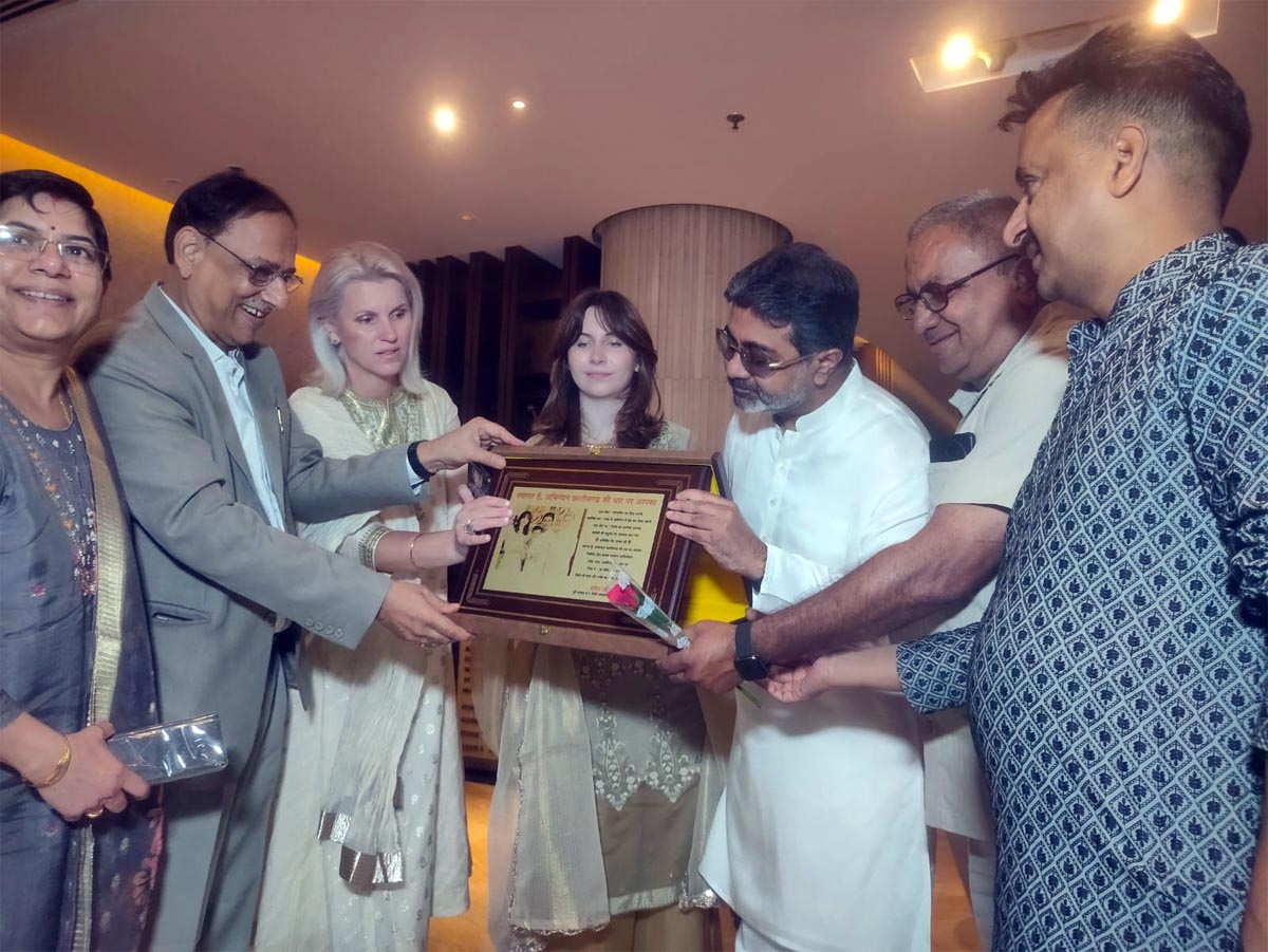 सिंधी समाज के प्रतिनिधियों डाॅ. अभिषेक वर्मा से मुलाकात कर स्मृति चिन्ह भेंट करते