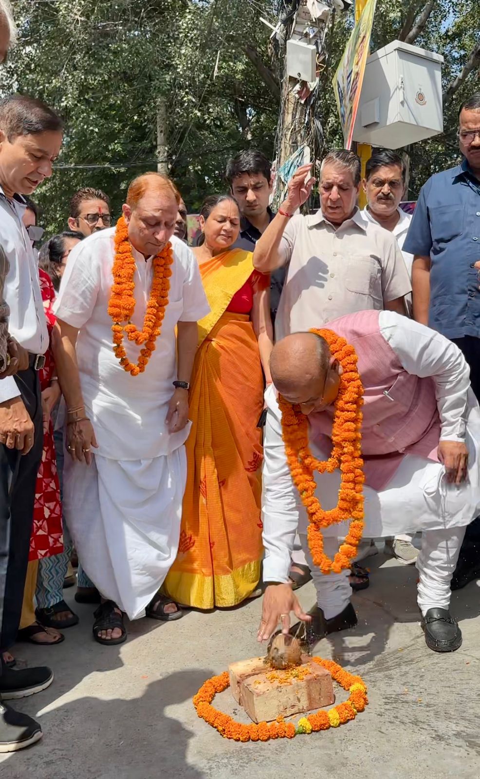 रोहिणी विधानसभा क्षेत्र की विभिन्न आवासीय कॉलोनियों में पुरानी पानी की पाइपलाइनों को बदलने के कार्यों का उद्घाटन  करते दिल्ली विधानसभा अध्यक्ष विजेंद्र गुप्ता