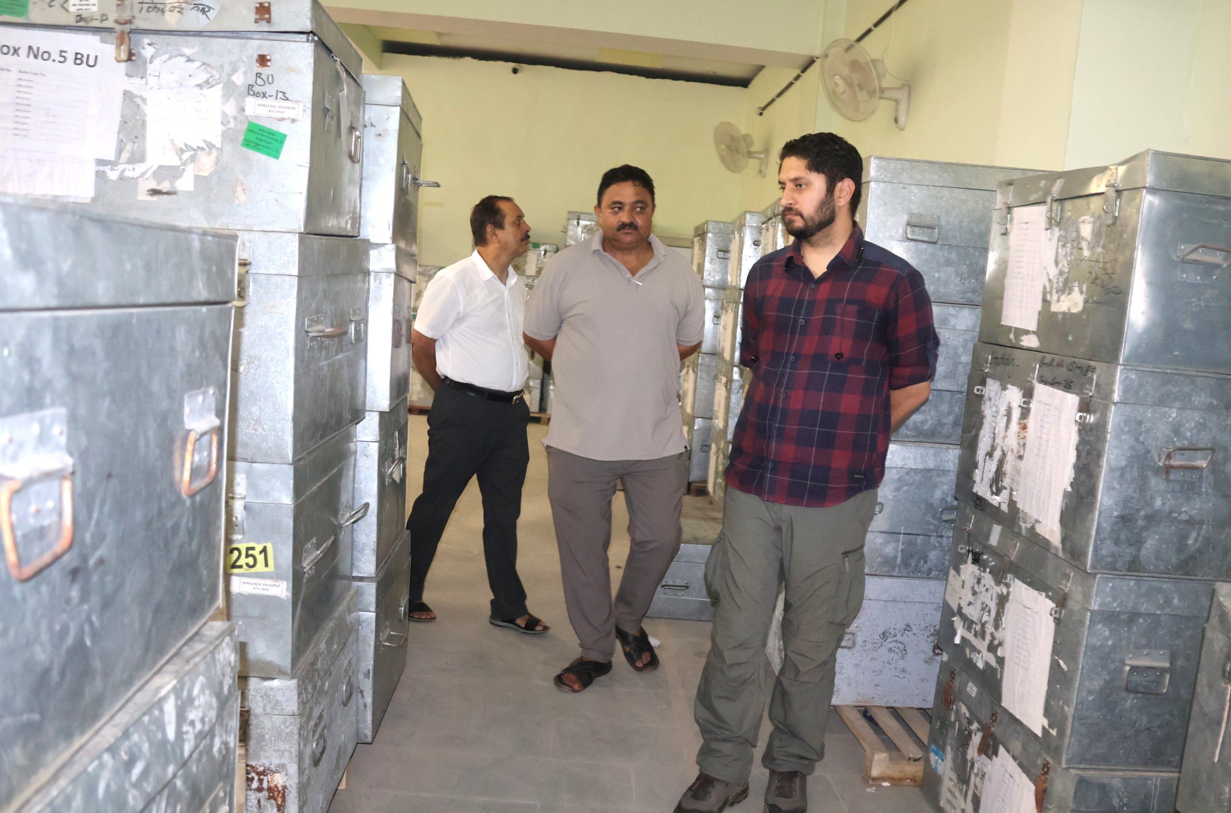 इलेक्ट्रॉनिक वोटिंग मशीन ईवीएम एवं वीवीपैट भंडार कक्ष का त्रैमासिक निरीक्षण करते हुए।