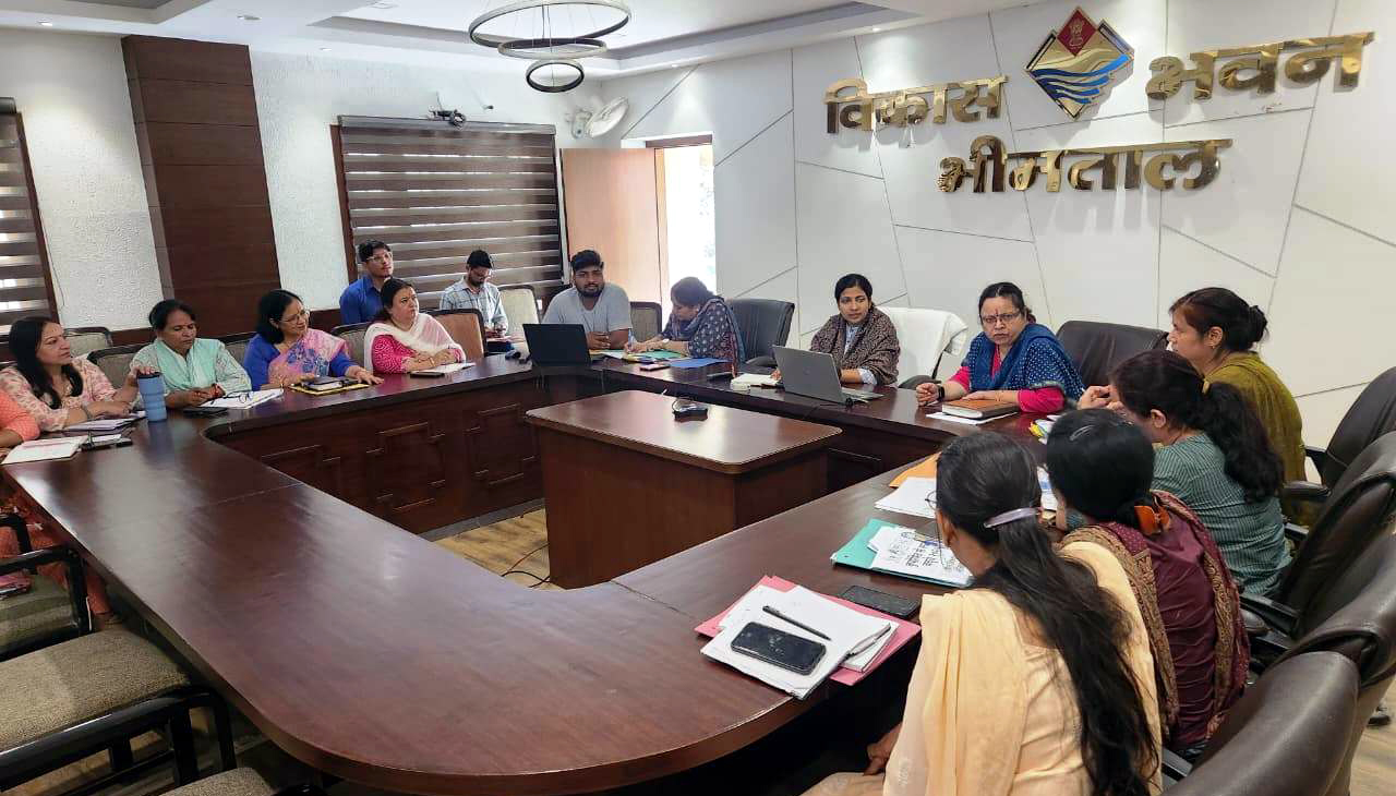 आंगनबाड़ी केंद्रों से संबंधित बैठक लेतीं सीडीओ अनामिका।