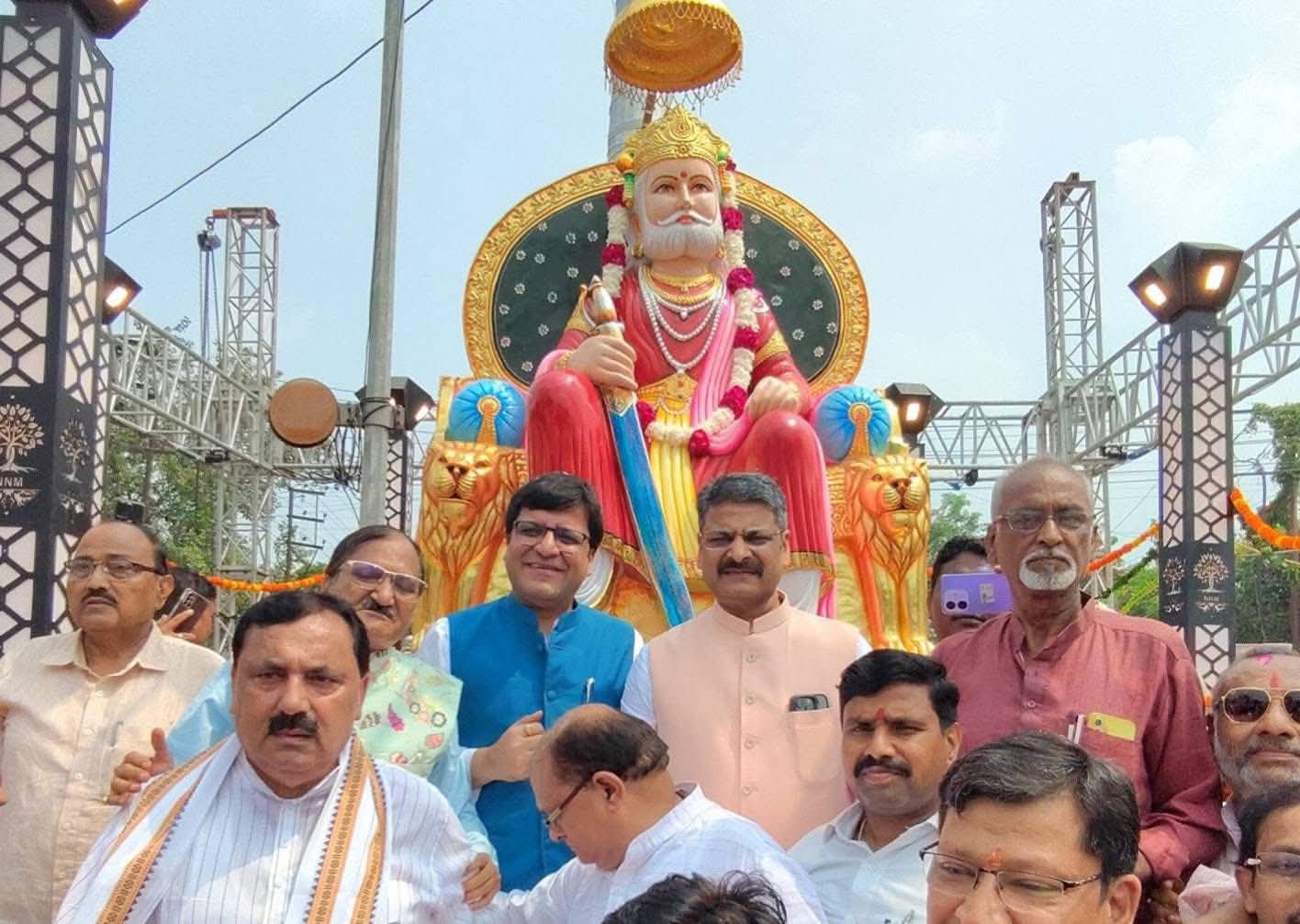 दिल्ली रोड गागन तिराहे पर महाराजा अग्रसेन की प्रतिमा के लोकार्पण पर  राज्यमंत्री स्वतंत्र प्रभार नितिन अग्रवाल व राज्यमंत्री जसवंत सिंह सैनी।