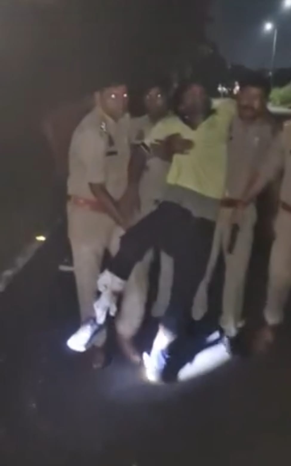 गुरैठा निवासी पेंटर योगेश की हत्या के आरोपित मनोज को मुठभेड़ में घायल होने के बाद लाते पलिसकर्मी।