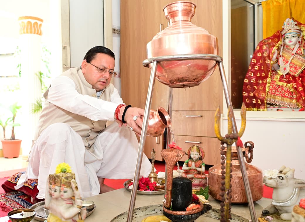 प्रथम नवरात्र पर पूजा-अर्चना करते मुख्यमंत्री धामी।