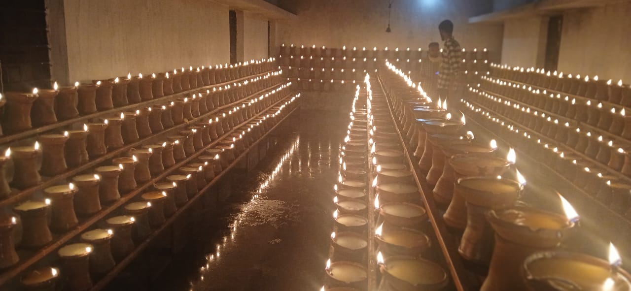 मां अंगारमोती मंदिर में 5371 मनोकामना जोत प्रज्जवलित किए गए हैं।